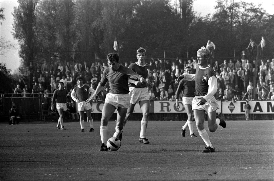 Elinkwijk tegen NEC 1-0. Meyers in duel met de Elinkwijkers Van der Merkt , Nieu, Bestanddeelnr 922-8850