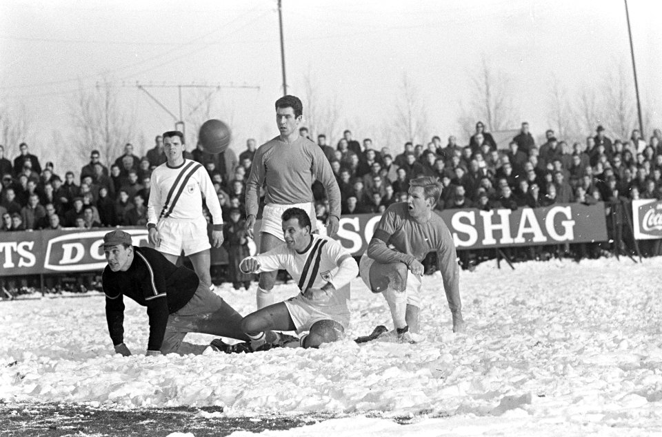 Elinkwijk tegen GVAV 0-3, v.l.n.r. keeper Ton van Leeuwen, Johan Beuvink, Joop O, Bestanddeelnr 919-9539