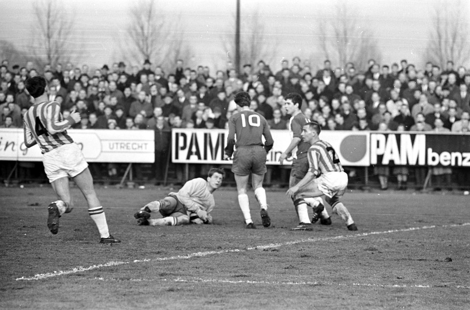 Elinkwijk tegen Go Ahead 1-2, aanval Elinkwijk, v.l.n.r Somer, keeper Van Zoghel, Bestanddeelnr 920-0448