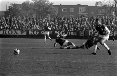 Elinkwijk tegen NEC 1-0. Meyers in duel met de Elinkwijkers Van der Merkt , Nieu, Bestanddeelnr 922-8849