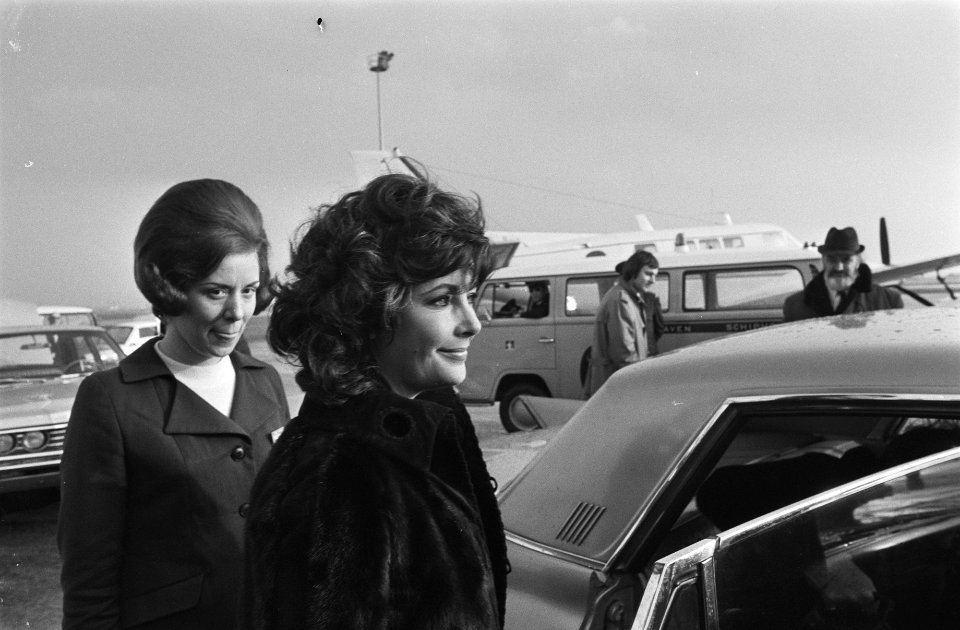 Elizabeth Taylor stapt op het platform in de auto, Bestanddeelnr 924-3583