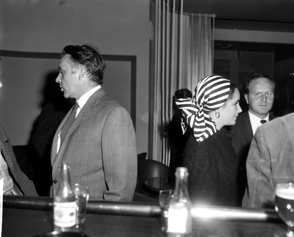 Elizabeth Taylor en Richard Burton in Nederland, aan de bar in Hotel Huis ter Du, Bestanddeelnr 917-6850