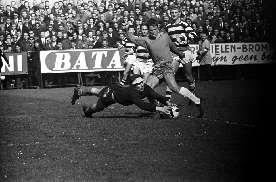 Elinkwijk tegen Blauw-Wit 2-0, Nieuwenhuis (Elinkwijk) belaagt keeper De Graaf, Bestanddeelnr 917-6400