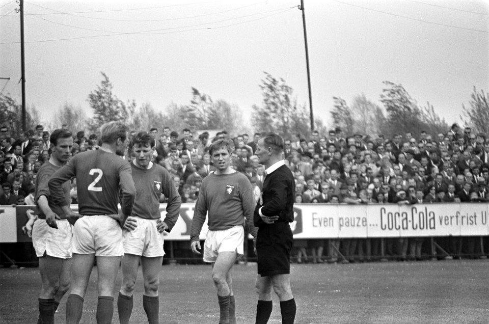 Elinkwijk tegen FC Twente , de Twentenaren protesteren tegen scheidsrechter Van , Bestanddeelnr 919-1208