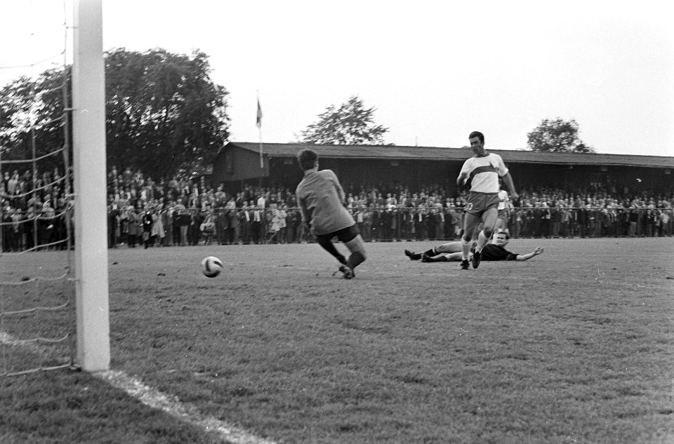 Elinkwijk tegen Haarlem 2-2. Oomens (Elinkwij) schiet en scoort, keeper Boomgaar, Bestanddeelnr 920-6868