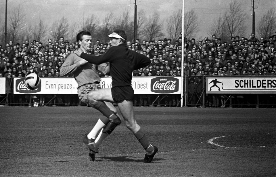 Elinkwijk tegen Blauw-Wit 2-0, aanval Elinkwijk Van Egdom in duel met keeper De , Bestanddeelnr 917-6399