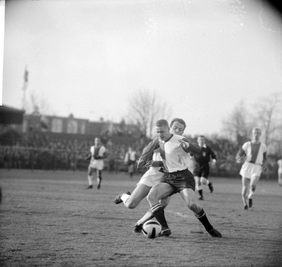 Elinkwijk tegen Feyenoord 1-3, Harry Bild (debuteerde) in duel met Gademans (Eli, Bestanddeelnr 918-6080