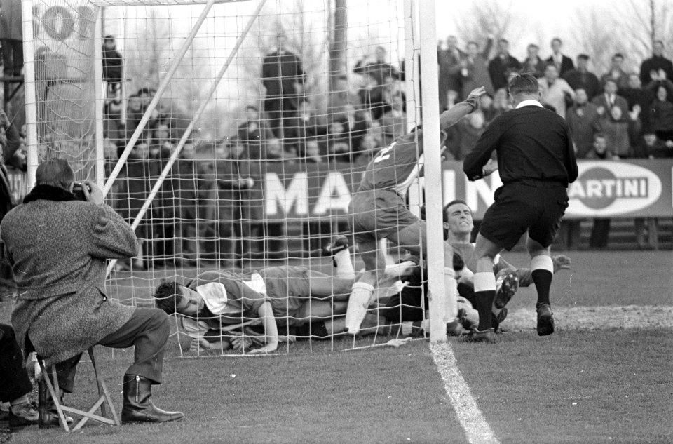 Elinkwijk tegen PSV, voor PSV-doel, v.l.n.r. Voorn, Macka Hoogenbirk (allen Elin, Bestanddeelnr 918-8337
