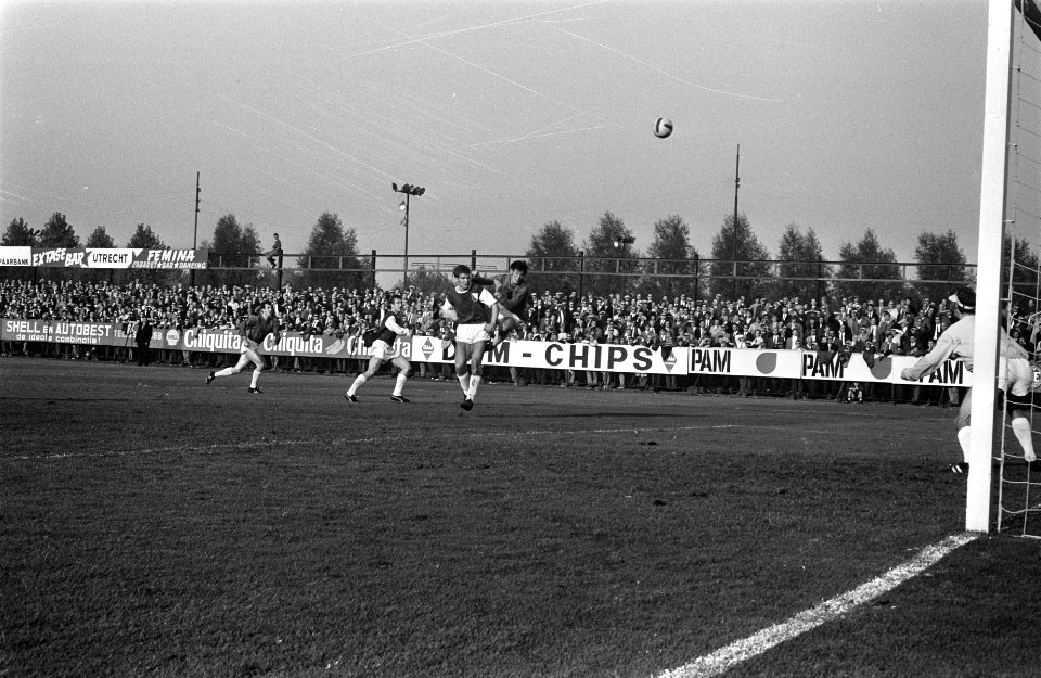 Elinkwijk tegen NEC 1-0. Nummer 25 Jan Groenendijk (Elinkwijk) op schouders van , Bestanddeelnr 922-8856