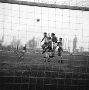 Elinkwijk tegen AZ 67 1-0, aanval Elinkwijk, keeper Schouten van AZ 67 moet bal , Bestanddeelnr 921-0459