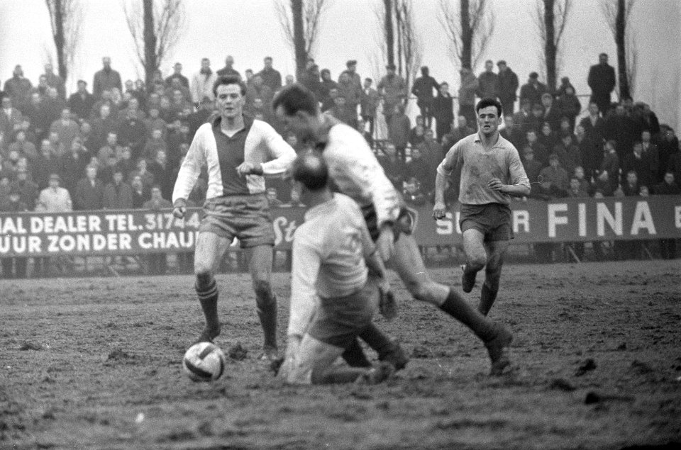 Elinkwijk tegen Sittardia 2-2, vlnr Egdon (Elinkwijk) spil Beckers (Sittardi, Bestanddeelnr 916-0820