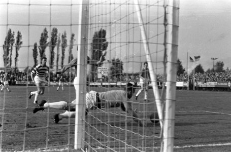 Elinkwijk tegen Blauw-Wit 1-1. Keeper Paternotte (Blauw-Wit) grijpt in, Bestanddeelnr 920-7866