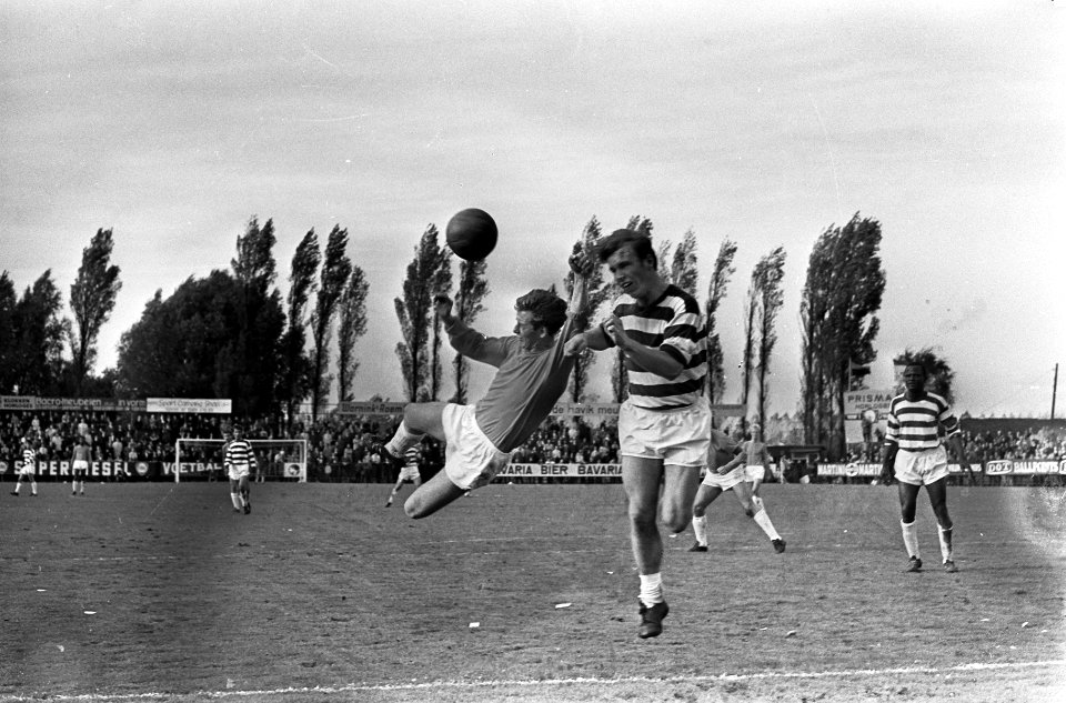 Elinkwijk tegen Blauw-Wit 1-1. Van der Merkt (Elinkwijk) in duel met Veerhuis (r, Bestanddeelnr 920-7864