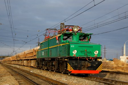 EL21-252 with train (2)