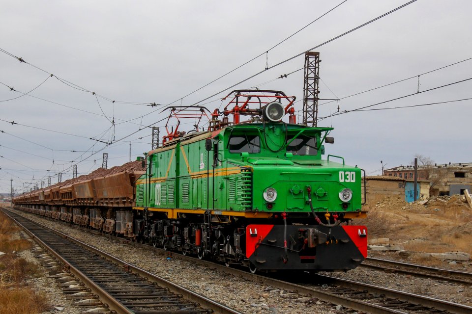 EL21-030 with train (1)