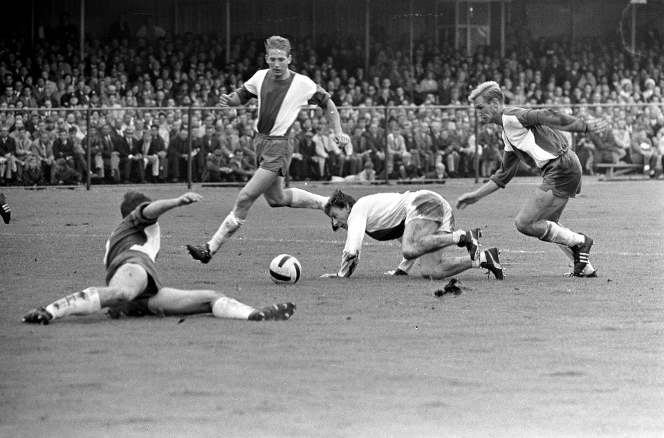 Elinkwijk tegen Ajax 0-7, Ko Prins tussen drie spelers Elinkwijk, Bestanddeelnr 919-4489
