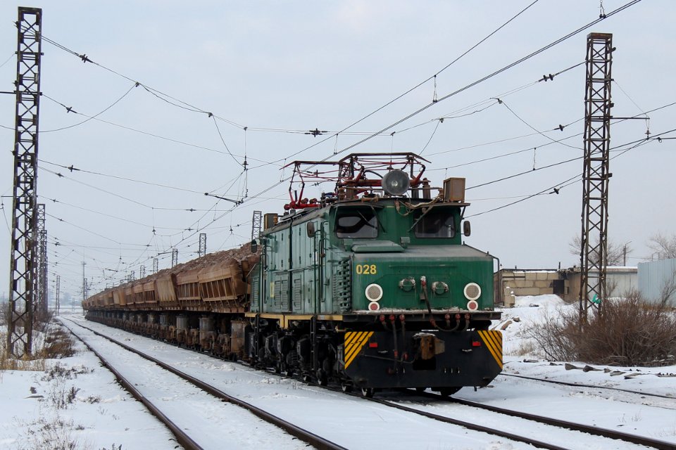 EL21-028 with train (4)