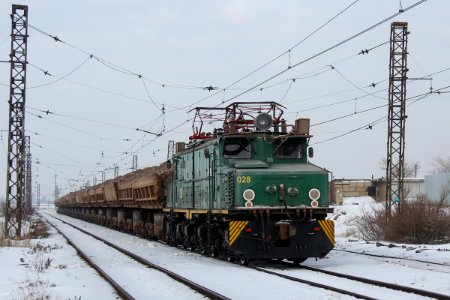 EL21-028 with train (4)
