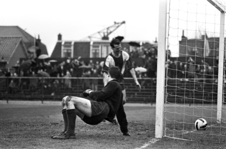 Elinkwijk tegen Fortuna 54 , keeper Vogels van Fortuna e De Klein van Elinkwijk, Bestanddeelnr 919-0136