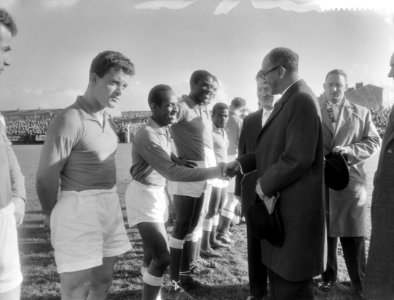 Elinkwijk tegen Blauw-Wit 3-0, premier van Suriname mr SD Emanuels laat zich , Bestanddeelnr 909-9616