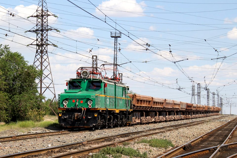 EL21-223 with train (2)