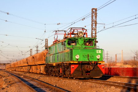 EL21-030 with train (2)
