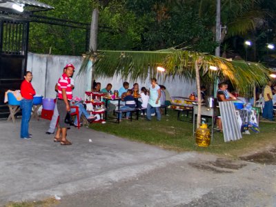 El Salvador Pupuseria en la noche