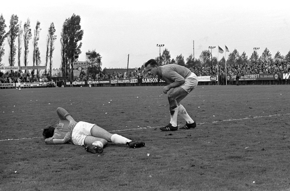 Elinkwijk tegen Blauw-Wit 1-1. Links van der Merkt (Elinkwijk) op grond en recht, Bestanddeelnr 920-7865