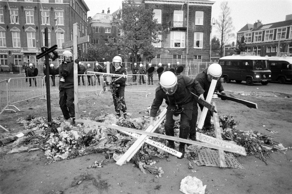 El Salvador kruisen voor VS-consulaat in Amsterdam verwijderd door gemeente Mob, Bestanddeelnr 932-1532
