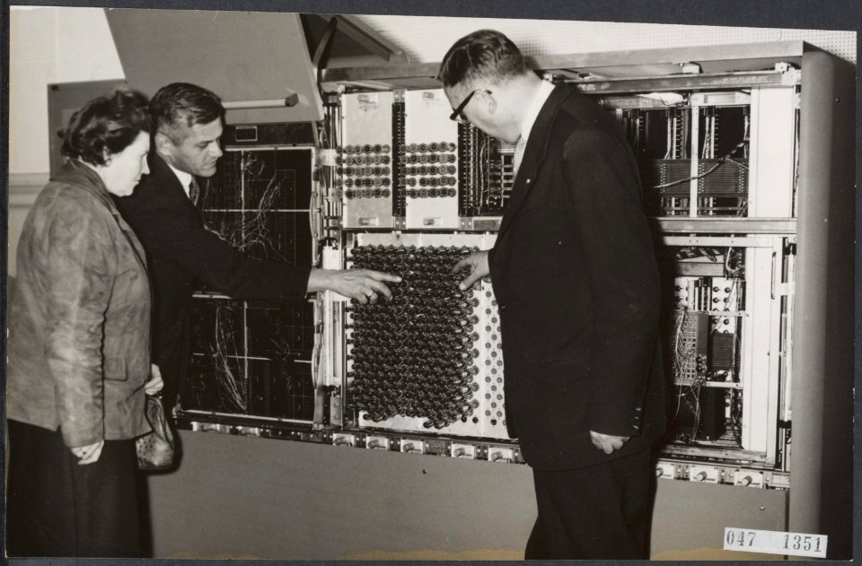 Elektronica, hoogleraren, computers, Euwe Max, Univac-40, Dominicus I J K , Gron, Bestanddeelnr 047-1351