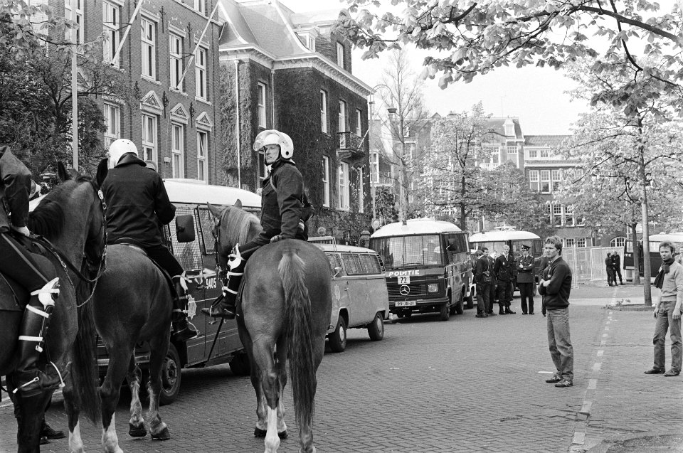 El Salvador kruisen voor VS-consulaat in Amsterdam verwijderd door gemeente pol, Bestanddeelnr 932-1527