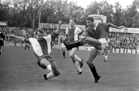 Elinkwijk spelers Westra en Mackaay kunnen niet voorkomen dat Ado speler Maassen, Bestanddeelnr 919-5263
