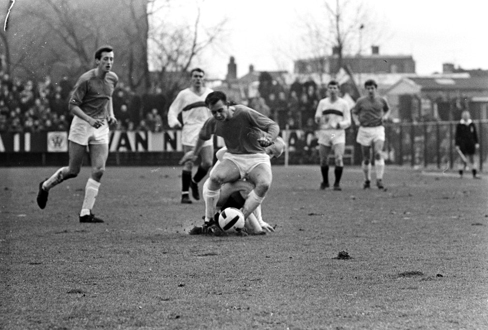 Elinkwijk tegen ADO 0-1, aanval Elinkwijk, v.l.n.r. Vos, Van der Merkt (Elinkwij, Bestanddeelnr 920-0056