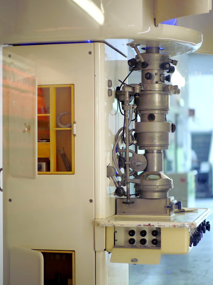 Elektronenmikroskop.UeM100.Seitenansicht.Ernst.Ruska.TU-Berlin