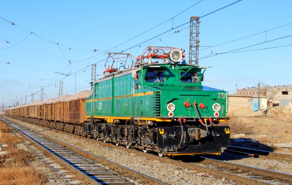 EL21-223 with train (1)