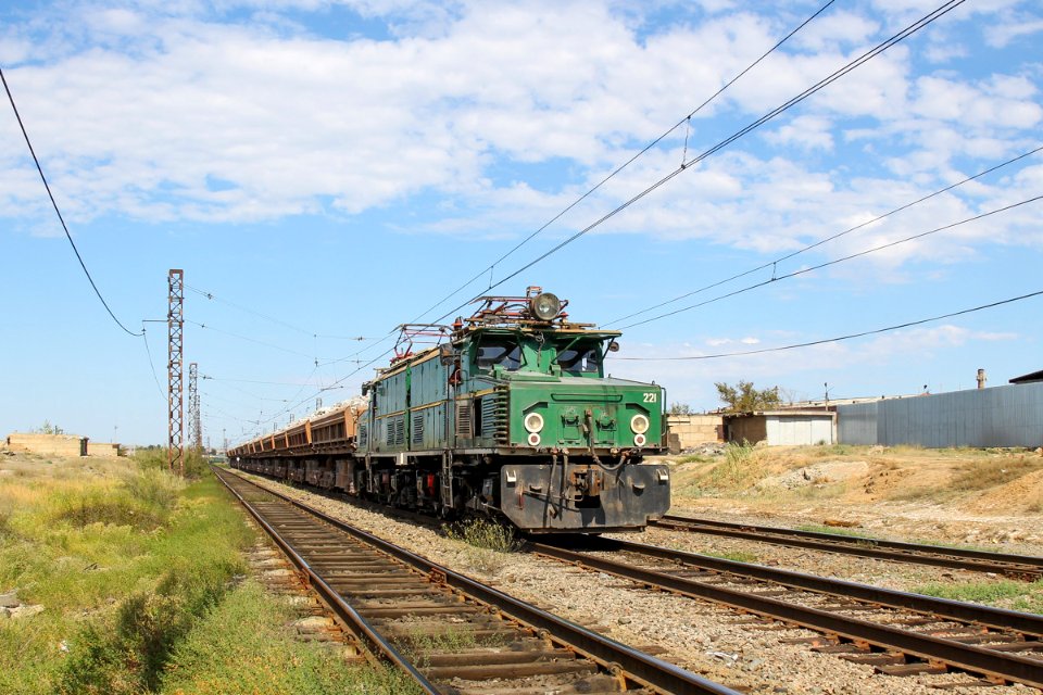 EL21-221 with train (2)