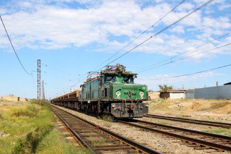 EL21-221 with train (2)