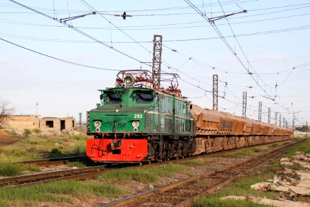 EL21-253 with train (4)