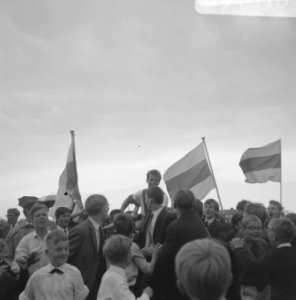 Elinkwijk tegen Ajax 3-3, Tonny Nieuwenhuis (Elinkwijk) schouders supporters, Bestanddeelnr 919-1810