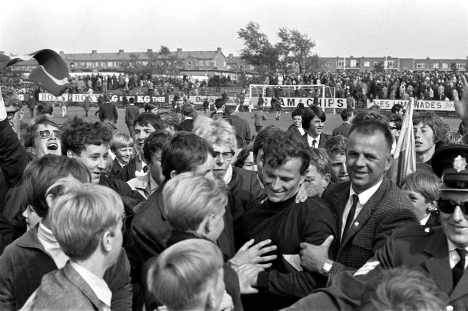 Elinkwijk tegen Feyenoord 1-5, keeper Curcic van Elinkwijk getroost door support, Bestanddeelnr 920-3338