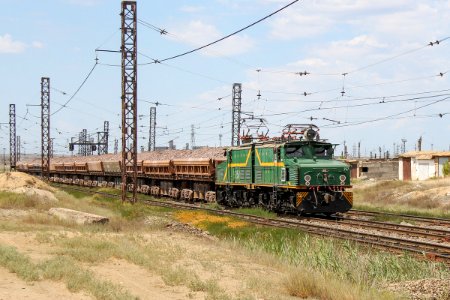 EL21-257 with train (3)
