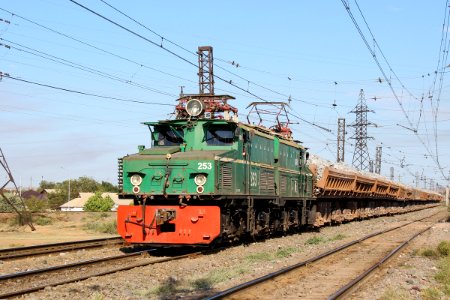 EL21-253 with train (1)