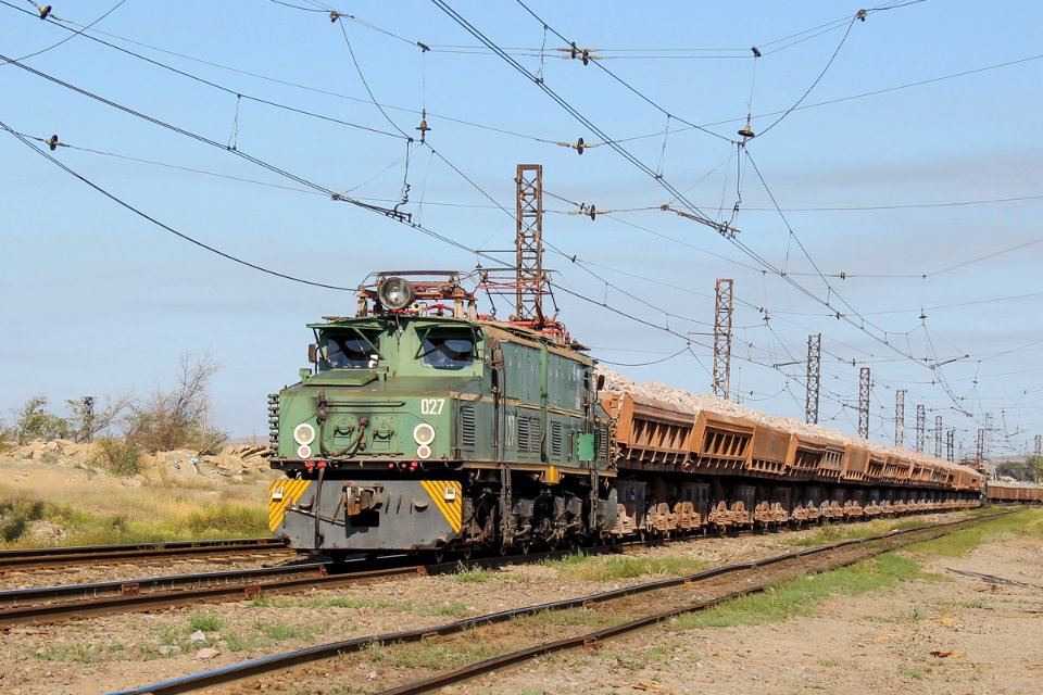 EL21-027 with train (1)