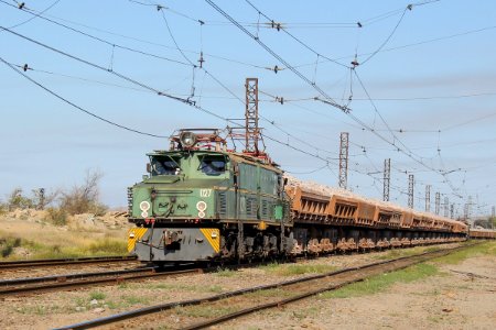 EL21-027 with train (1)