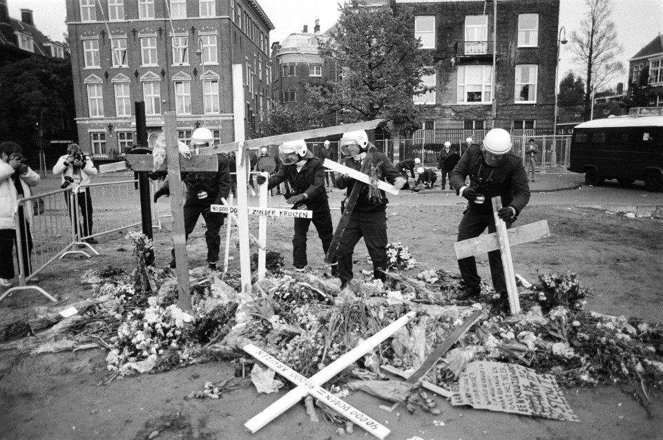 El Salvador kruisen voor VS-consulaat in Amsterdam verwijderd door gemeente Mob, Bestanddeelnr 932-1531