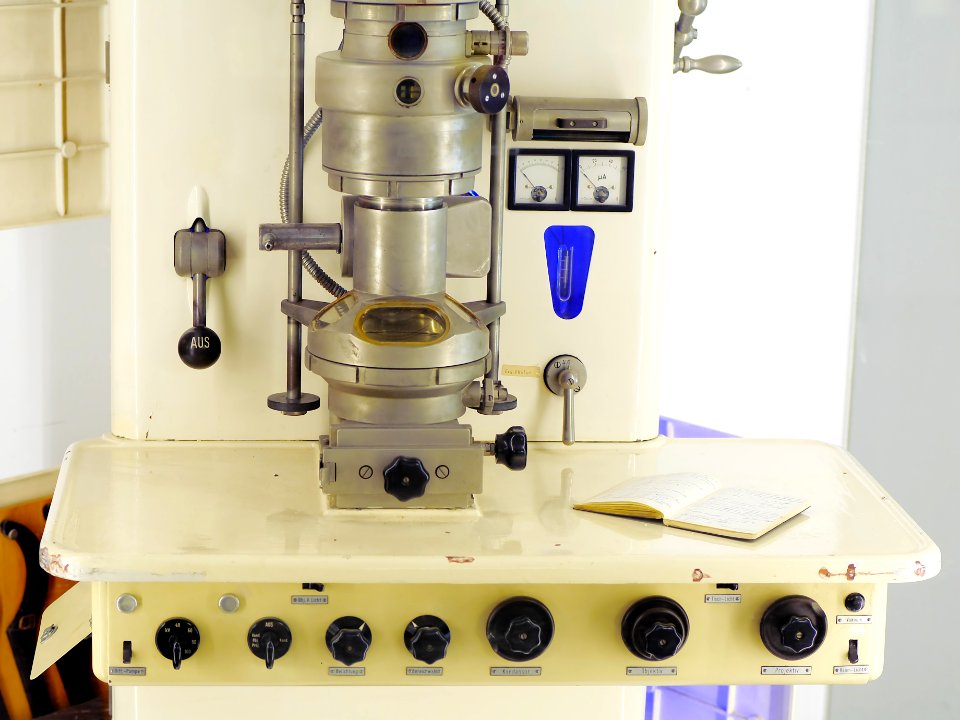 Elektronenmikroskop.UeM100.Tisch.Ernst.Ruska.TU-Berlin