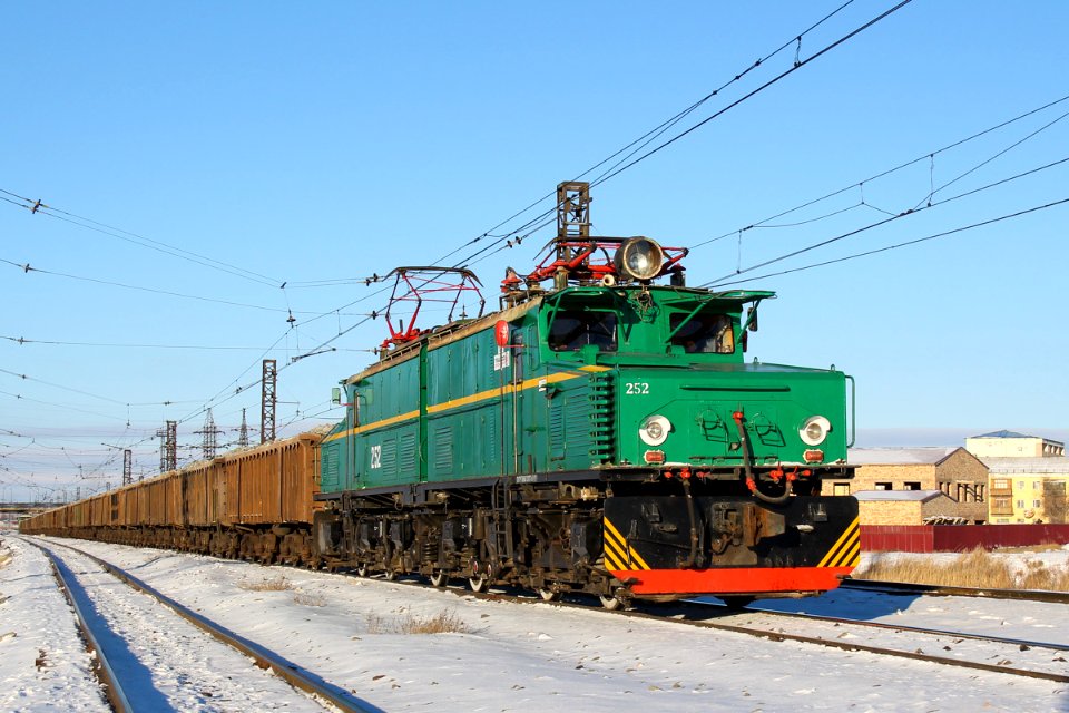 EL21-252 with train (1)