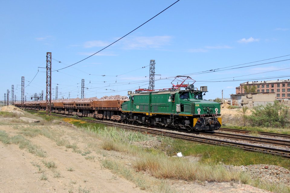 EL21-028 with train (3)