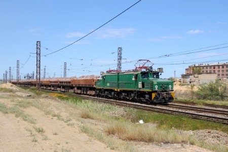 EL21-028 with train (3)