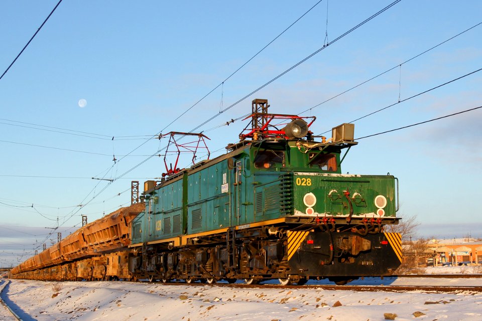 EL21-028 with train (1)